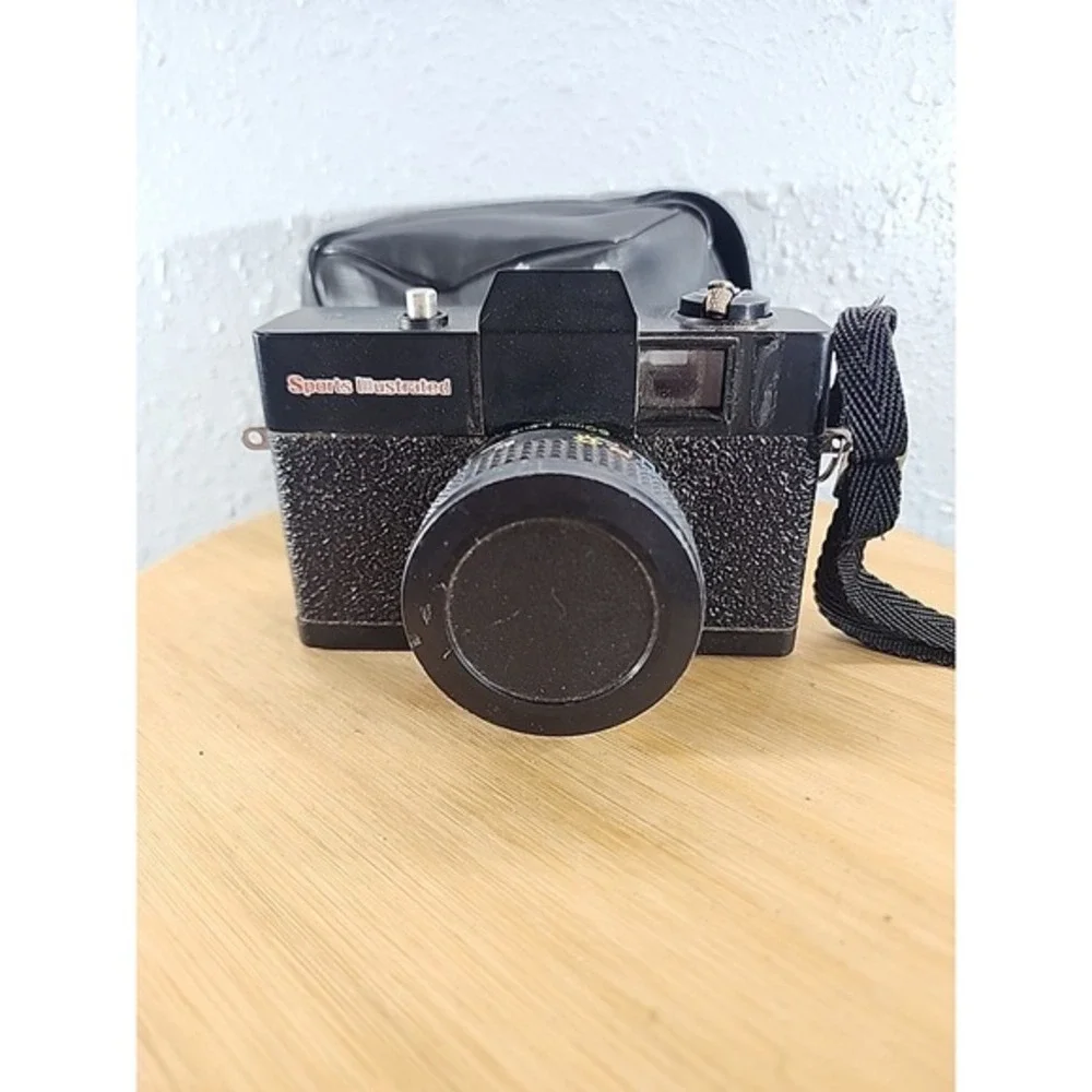 Vintage‎ Sports Illustrated 35mm Film Camera With Case Set 1:6 50mm- UNTESTED